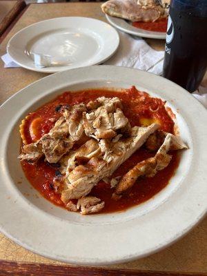 Cheese ravioli with grilled chicken