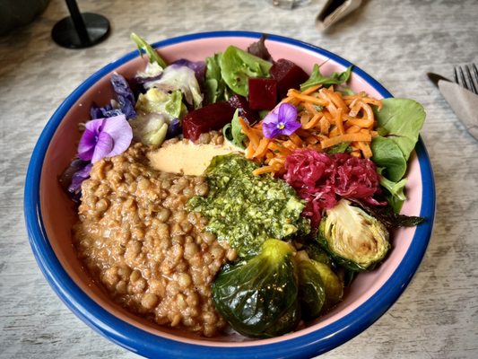 Boho bowl, made with veggies grown within 10 miles of the cafe. So tasty & healthy