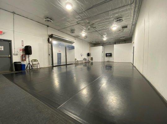 Garage Space

Sprung floor with black marley
Sound system
Widescreen T.V. equipped with HDMI cord
Floor Dimensions:  20' x 40'