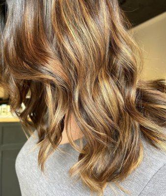 Beautiful blend of warm caramel and copper highlights and lowlights.