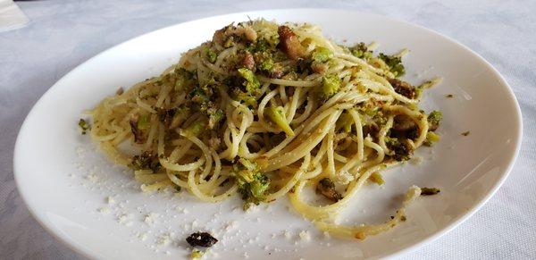 Spaghetti with broccoli, sardines and bred crumbs