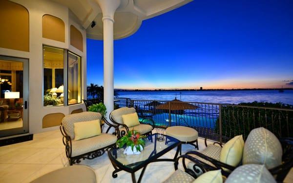 Beautiful waterfront home at 1372 Harbor Drive in Sarasota