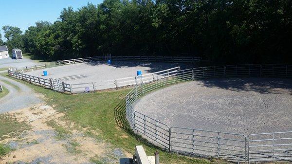 Outdoor arena and round pen