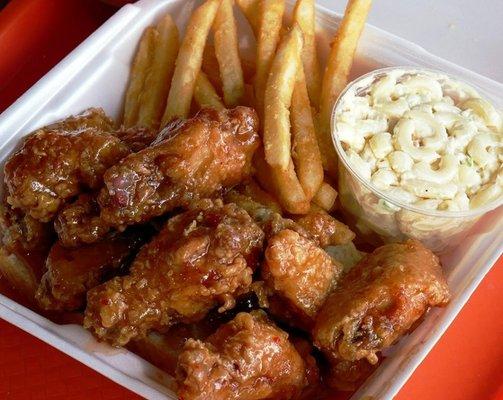 Wing & Mac Snack.
5 wings with your choice of sauce, Idaho fries and macaroni salad.