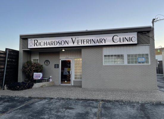 Front door of Richardson Veterinary Clinic