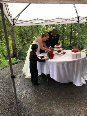 Keeping dry serving the wedding cake