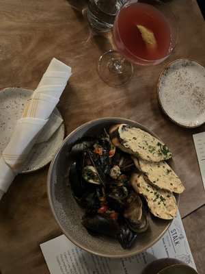 Mussels and a drink with cachaca rum