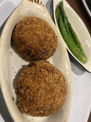 Crabcakes with asparagus