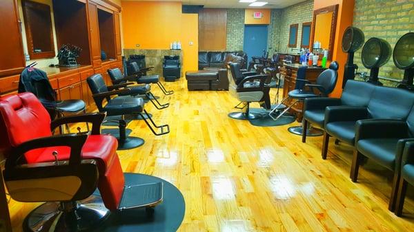 Welcome to the New ORLANDO SALON, 5975 N Clark St, Chicago IL 60660.