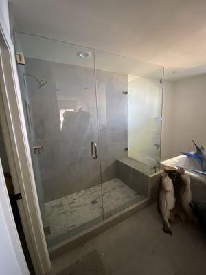 Frameless glass shower