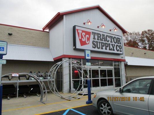 Tractor Supply Co / Quinton: The distinctive TSC storefront.