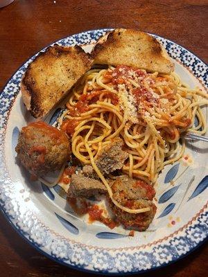 Spaghetti and meatballs and garlic bread.