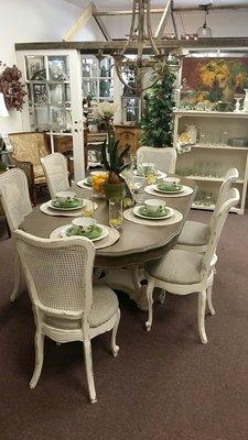 Beautiful dining set with 6 chairs. This set can be round or add two leafs to extend to a large set!