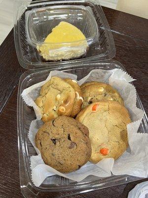 Lemon cheesecake, banana chocolate cookies, double chocolate cookies, expresso and m&m's cookies