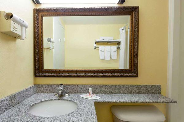 Guest room bath