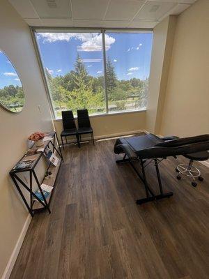 Both treatment rooms are similar with cozy/welcoming  environment and beautiful view , this is one of the rooms.