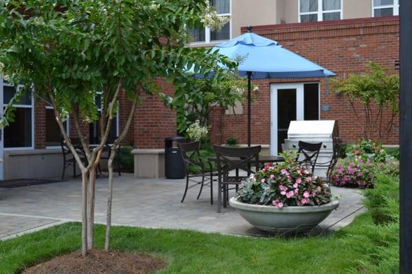 Courtyard and grilling area at the Residence Inn