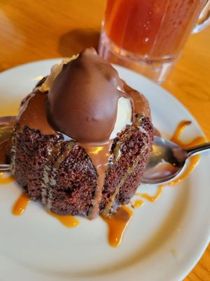 Mini molten lava cake .