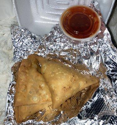 Veggie samosas so tasty, and the slightly sweet/sour sauce that came with it was mostly heat. Lovely!!