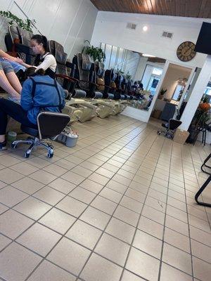 Nail/Waiting area....