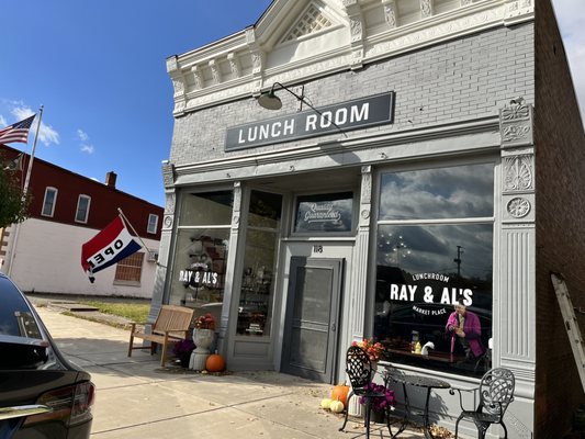 Front of Ray & Al's Lunch Room