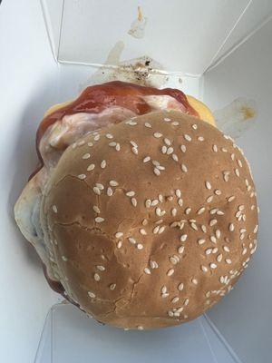 Cheeseburger with Mayo and ketchup. Very fresh. Nice lady taking order. I'll be back when I'm in town.