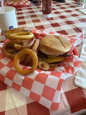 Bacon cheeseburger with onion rings