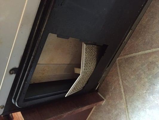 This is clearly not how a vent is supposed to be. Couldn't figure out how to secure it, so he just bent it and left it inside.