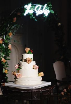 sweetheart table and cake accent flowers