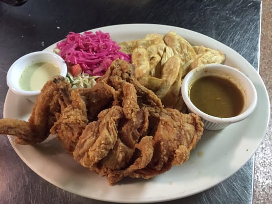 Pollo frito con tajadas