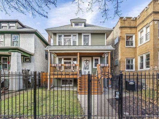 4726 Drake, Chicago. Perfection in Albany Park! Total renovation including wonderful, open first floor with gourmet kitchen and master suite