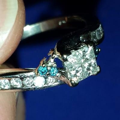 Should be 3 blue diamonds and ring is broken.