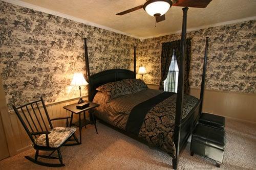 Okoboji Country Inn.  First Floor Suite, photo by Amelia & Doug Painter.