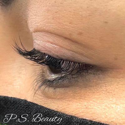 Side view of lash extensions