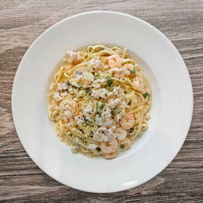 Crab & Shrimp Pasta
Crabmeat and shrimp sautéed with mushrooms and green onions in a garlic cream sauce. Tossed with linguini noodles.