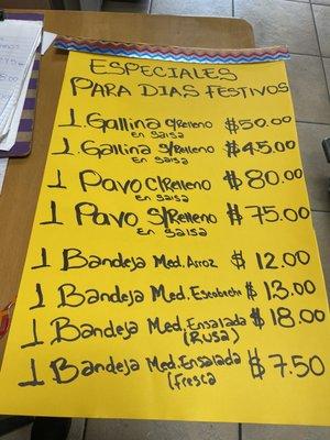 Mi tierra está ofreciendo una lista de precios para los clientes para que disfruten de sus gallinas o pavos para sus días festivos.