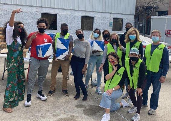 Winter Storm Relief from NBA's DeAndre Jordan- volunteers help distribute water