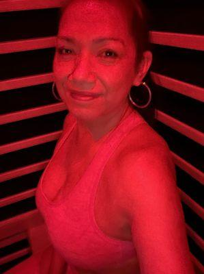 She works out ! Muscle recovery with just 30 min of infrared sauna