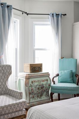 Sitting area in the Dueling Queens Room.