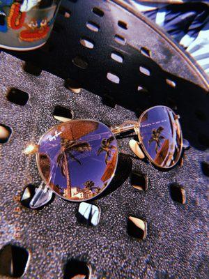 Perfect gold ray bans with pink mirror. Great for vacation