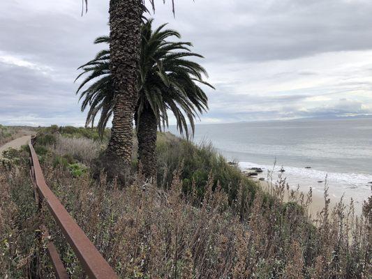 Trail that follows the beach