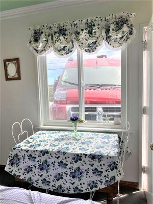 Oak Dining Table w/2 Vintage Iron Ice Cream Parlor Chairs