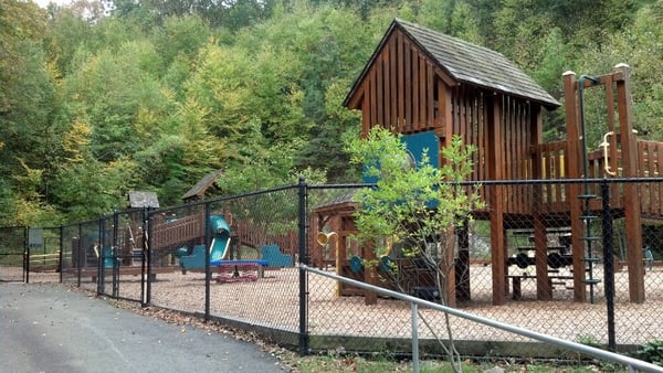 Great tree-surrounded, chill and well kept playground.