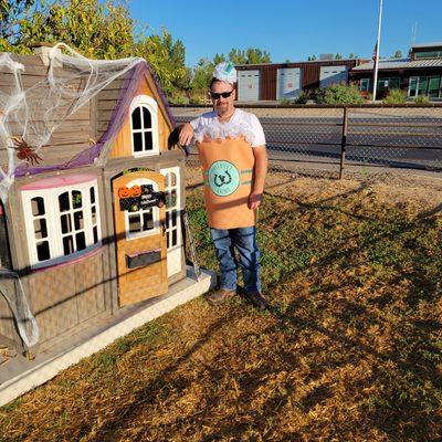 #poppabearbarista showing off his tiny home