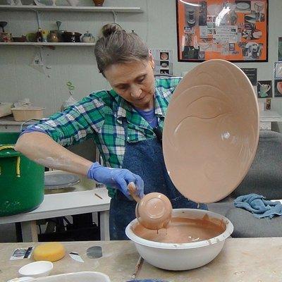 Antoinette shows potters how to glaze a porcelain platter using her own glaze recipe.