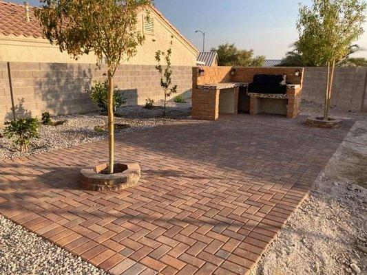 Project of pavers and a grill