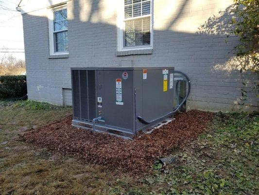 A two stage high efficiency Rheem gas package unit clean installation!