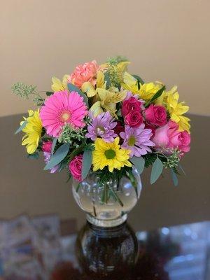 Bright and cheery vase arrangement