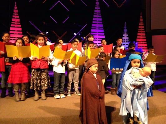 Niños de iglesia sobre la roca