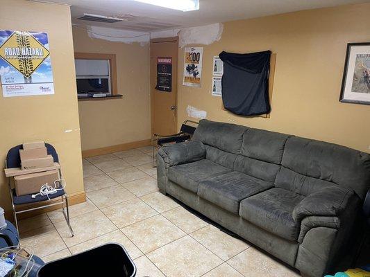 A clean quiet waiting room and bathroom. Where customers can relax watch T.V. And wait for their car to be finished.